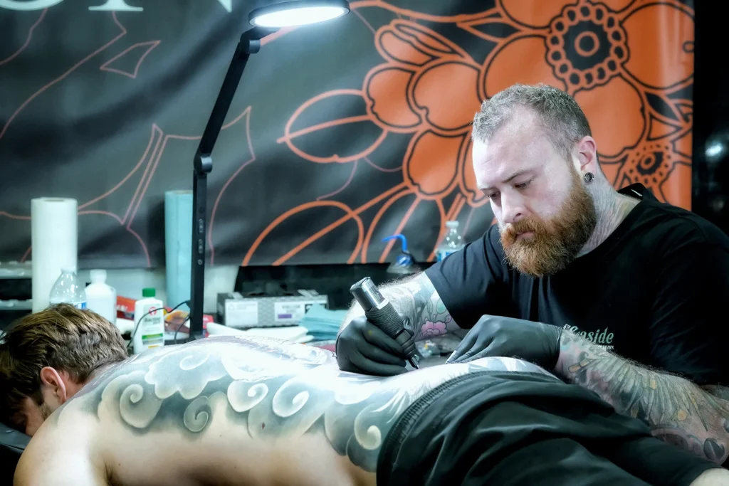 Tattooer Gabriel Tenneson, working on a japanese back piece, photo © Adriana de Barros
