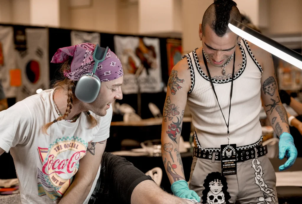 Whotattoo with client. Photo © Adriana de barros