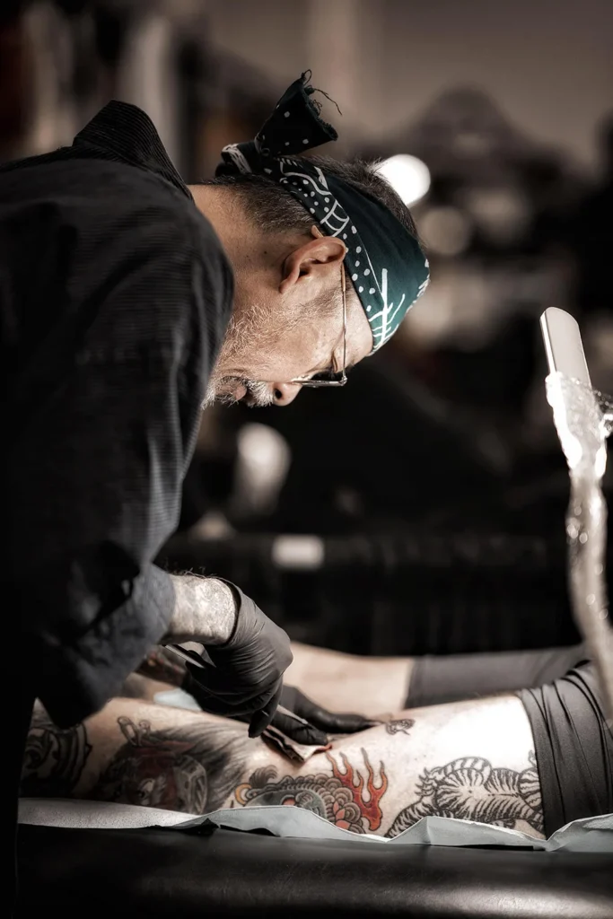 tattooer Shinji-Horizakura doing tebori