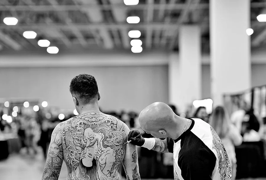 tattooer stevie layani freehanding