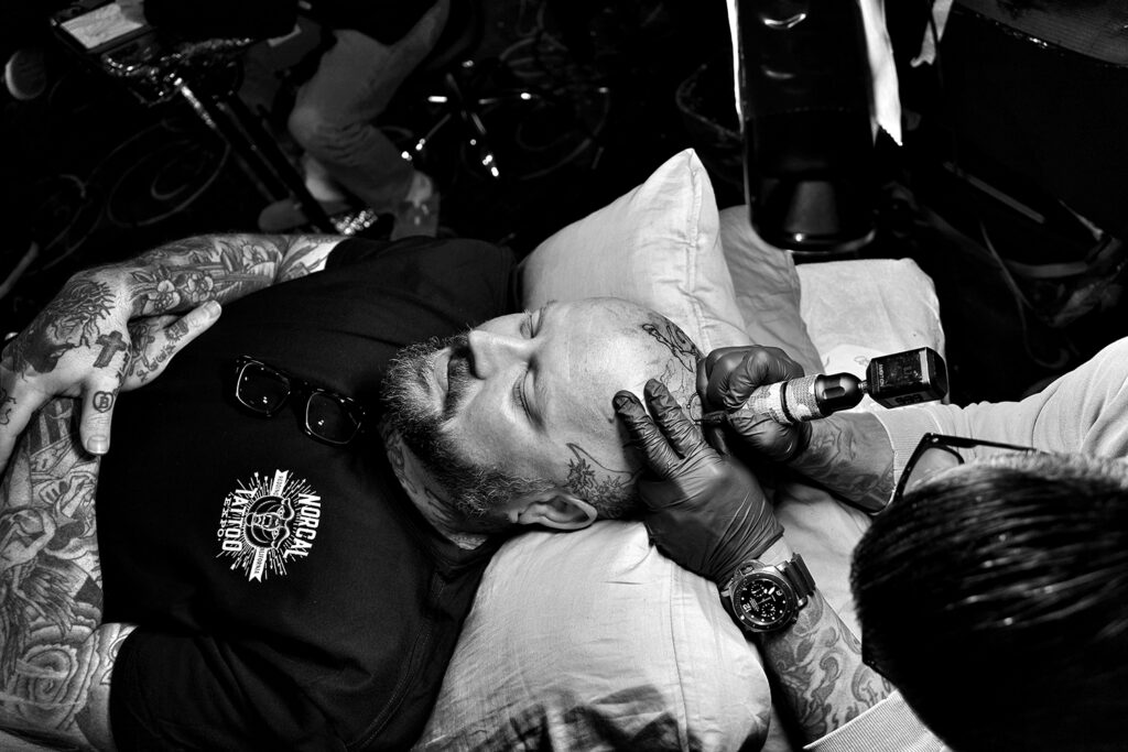 LA tattooer Sung song in Norcal Expo working on a head tattoo